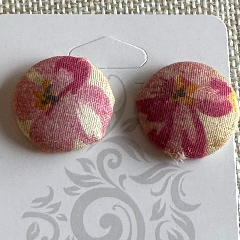 Retro pre-2000s flowered button earrings